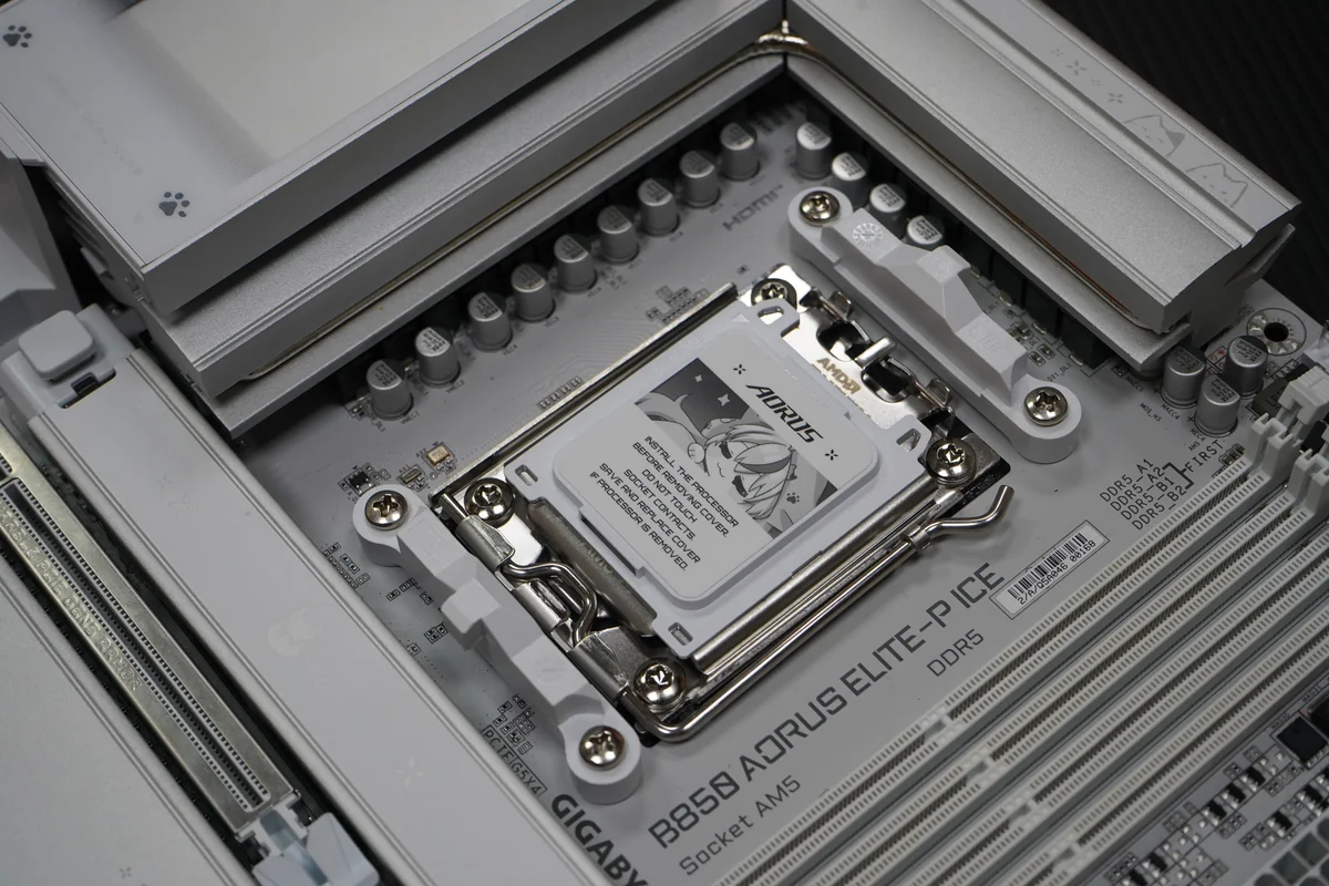 供電是 16+2+2，要讓 AMD Ryzen 9550X3D 吃飽很容易。