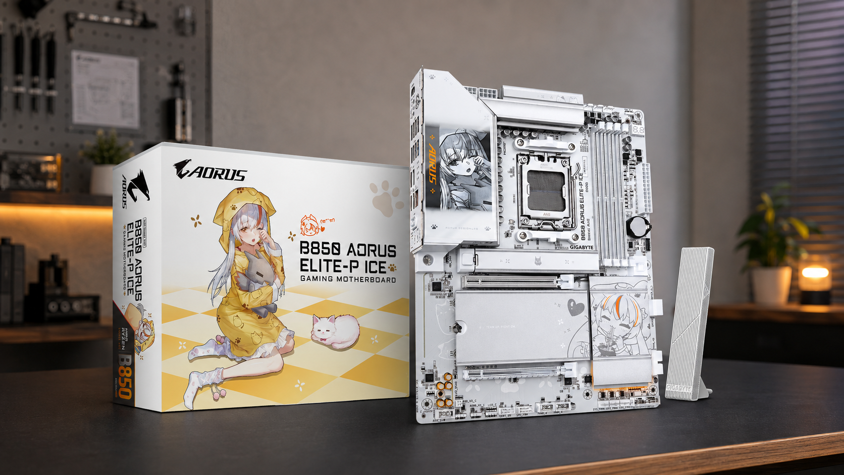 B850 AORUS ELITE-P ICE 主機板與產品包裝置於硬體測試桌面，背景為室內工作環境