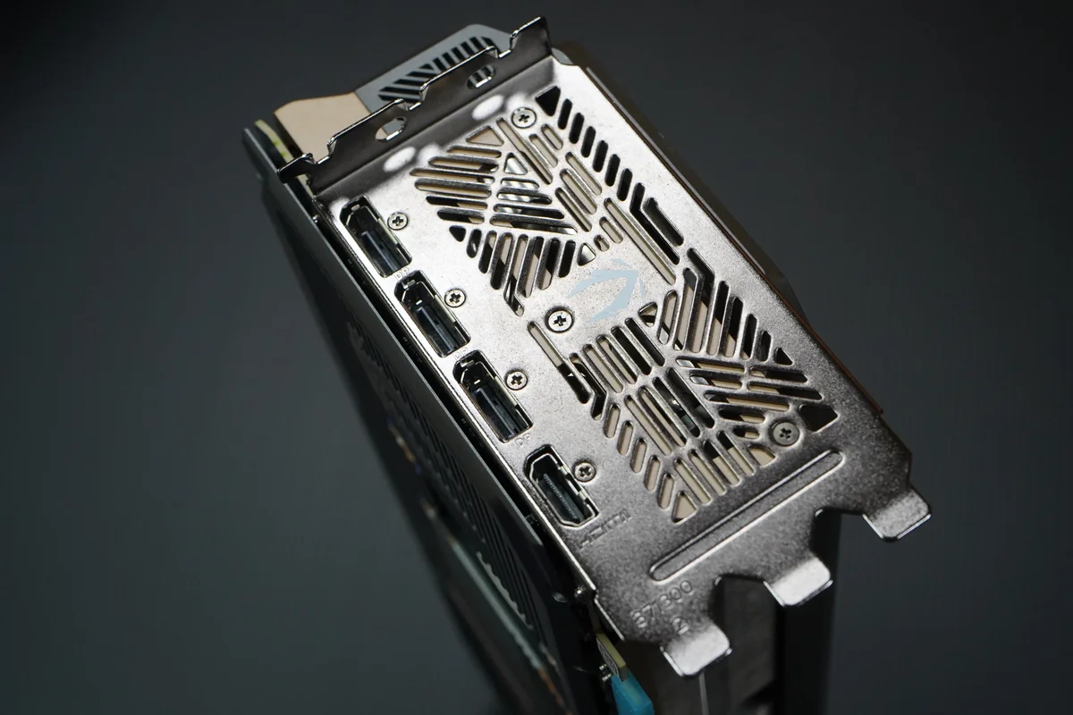 主流的中高階顯示卡一定是三個 DP 配一個 HDMI，因為 HDMI 授權不便宜啊！